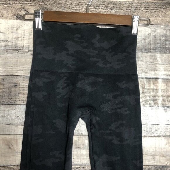 Spanx Look At Me Now Seamless Leggings Black And Grey Camo Size Small - Picture 3 of 8